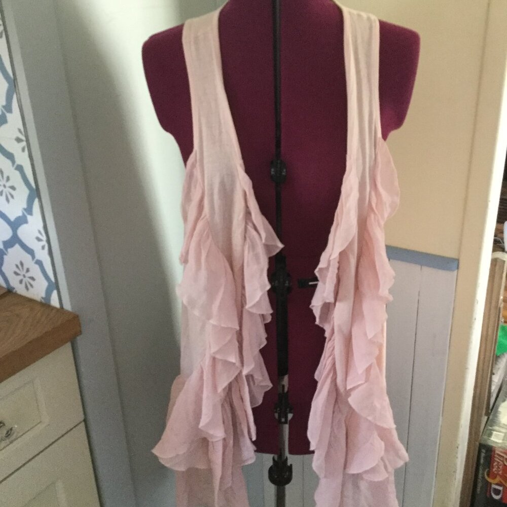 H&M open front ruffle vest size large layers of ruffles at front very beautiful